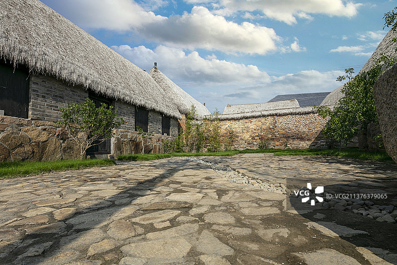 中国山东威海荣成东楮岛风景区特色民居海草房图片素材