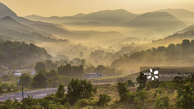 乡村晨雾图片素材