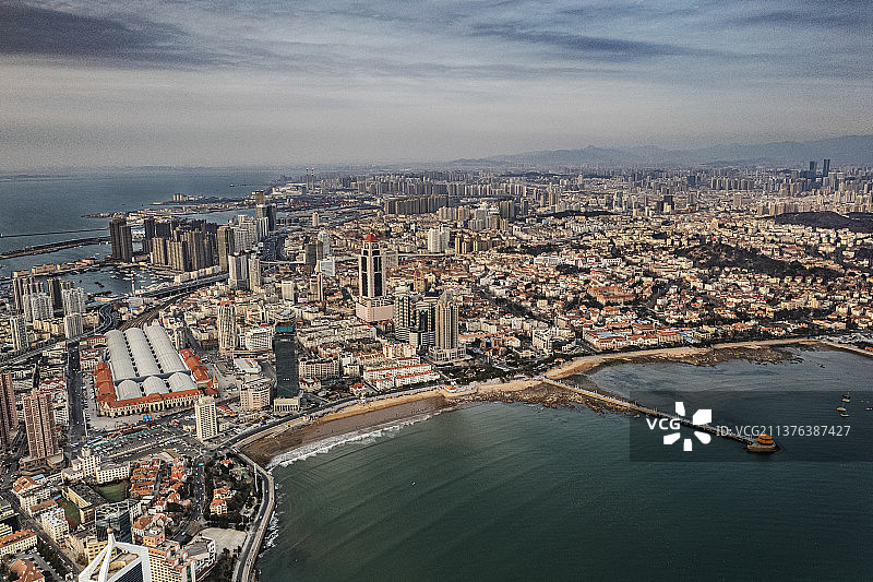 航拍青岛市南区海上城市风光图片素材