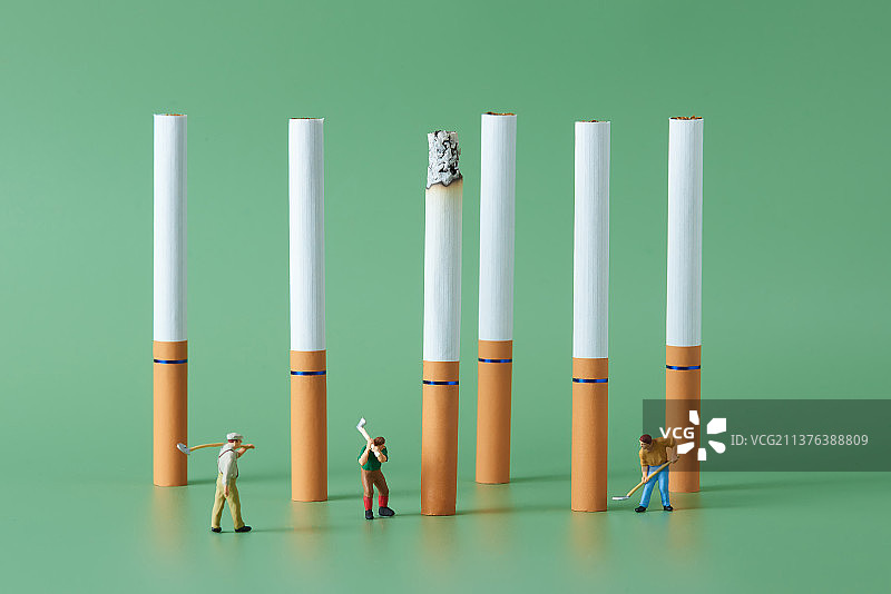 为了健康和环保人们正在清除香烟图片素材