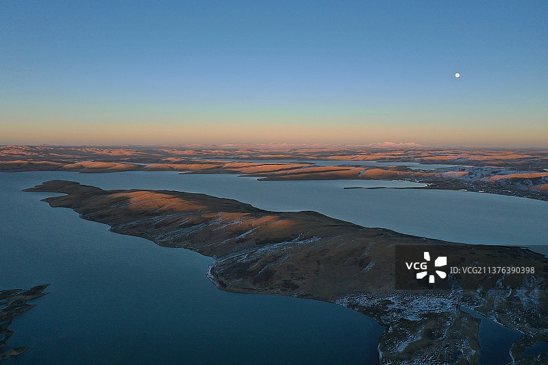 航拍全景，三江源国家公阿涌吾尔玛错的日落和月亮，阿尼玛卿雪山图片素材