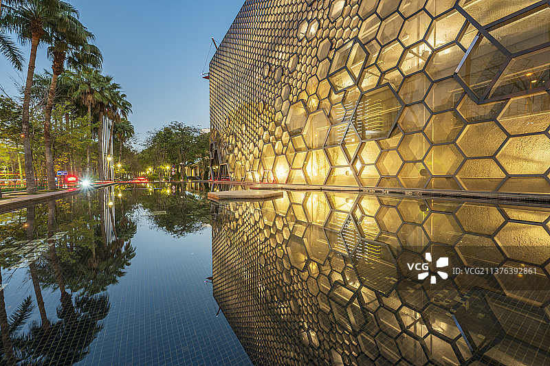 深圳南山区华美术馆夜景图片素材