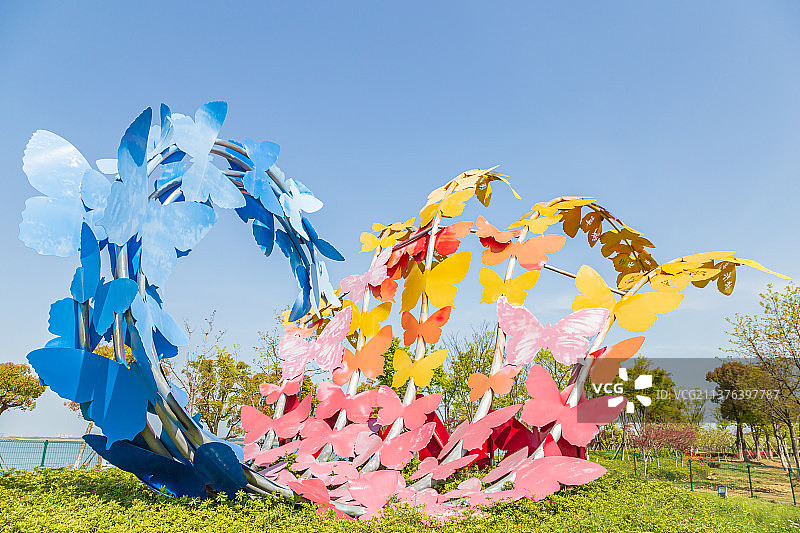 江苏苏州市阳澄湖半岛水泽路附近的“蝶流雕塑”图片素材
