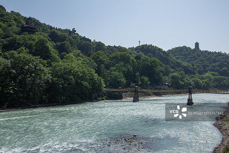 中国四川成都都江堰，世界文化遗产、世界灌溉工程遗产都江堰、岷江、都江堰鱼嘴、安澜桥图片素材