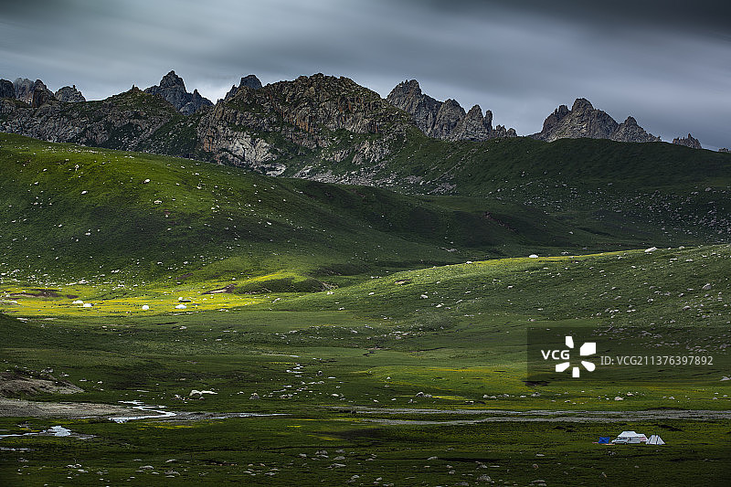 青海年宝玉则、果洛山、西藏、峡谷、光影、草原、牧场、牧民、壮观、地形、地貌、神秘、西藏秘境图片素材