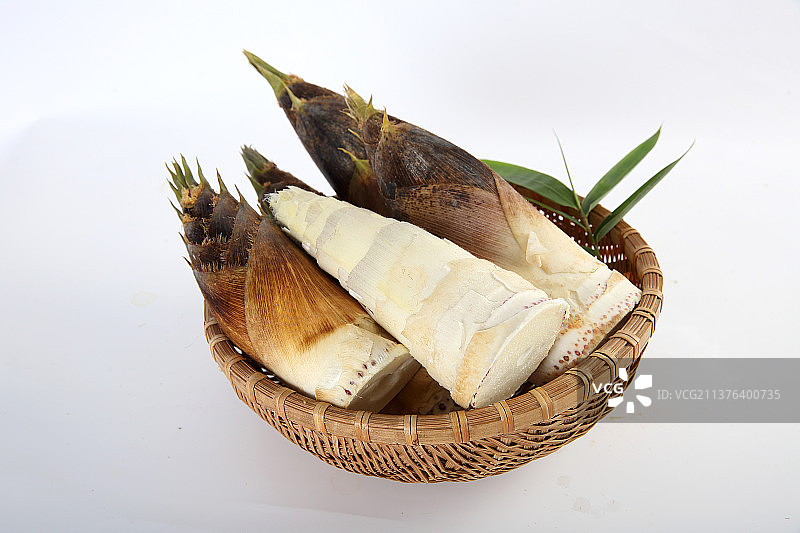 影棚拍摄白底竹篮竹框装着春笋图片素材