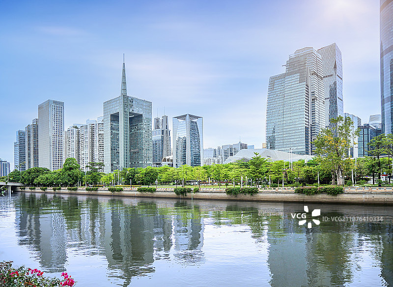 城市中央岸边的美丽风景图片素材