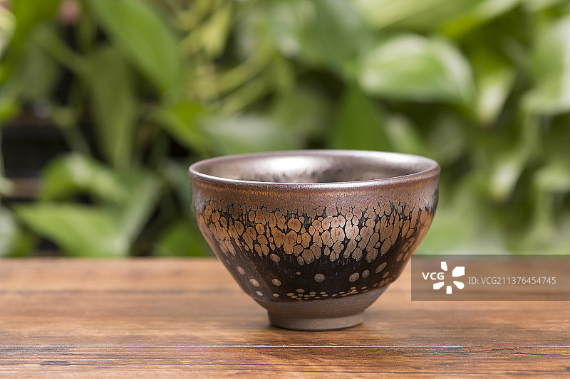 建盏摆放在木桌面上特写图片素材