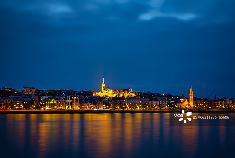 布达佩斯多瑙河畔城市夜景图片素材