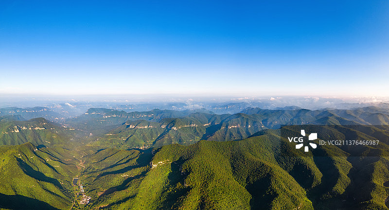 中国河南焦作修武县青龙峡风景区夏季清晨日出风光航拍高视角图片素材