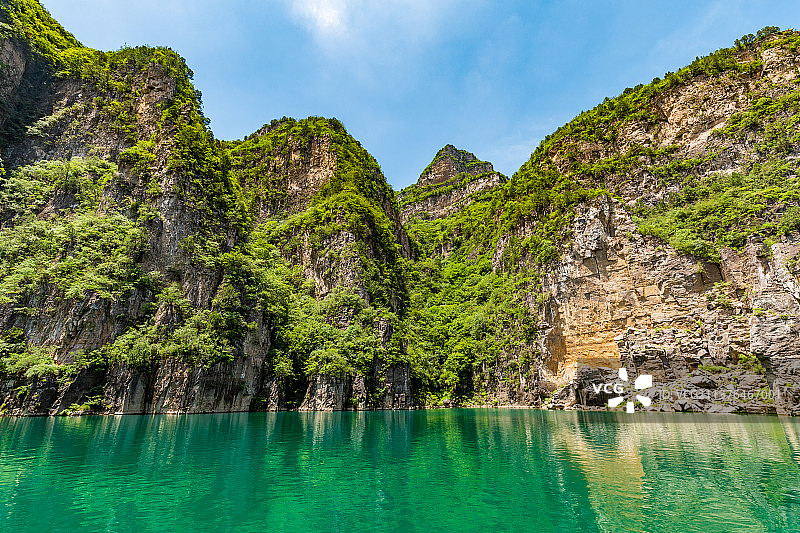 中国河南省焦作市修武县峰林峡景区太行山夏季风光低视角拍摄图片素材