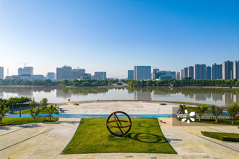 中国河南郑州中原区天健湖公园城市夏季风光航拍图片素材
