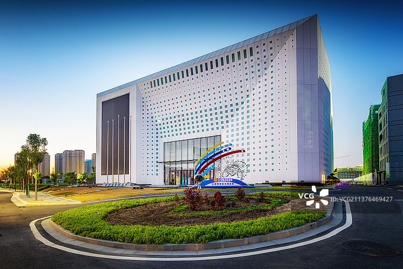 河南郑州中原区高新区网络信息安全馆低视角移轴摄影图片素材