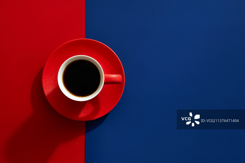 撞色背景上的咖啡杯图片素材