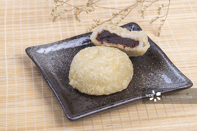 天津三绝小吃炸糕特写木桌面背景图片素材