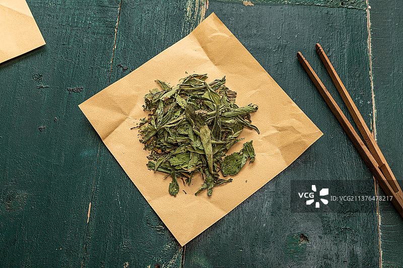 木桌面上的一包中药材：甜叶菊图片素材