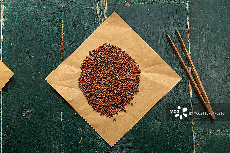 木桌面上的一包中药材：炒莱菔子图片素材