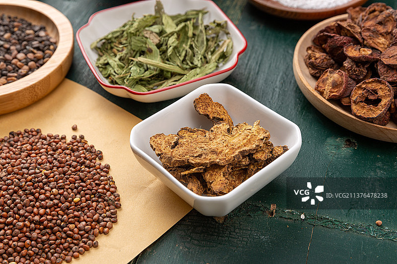 木桌上小碗里的中草药：苍术图片素材