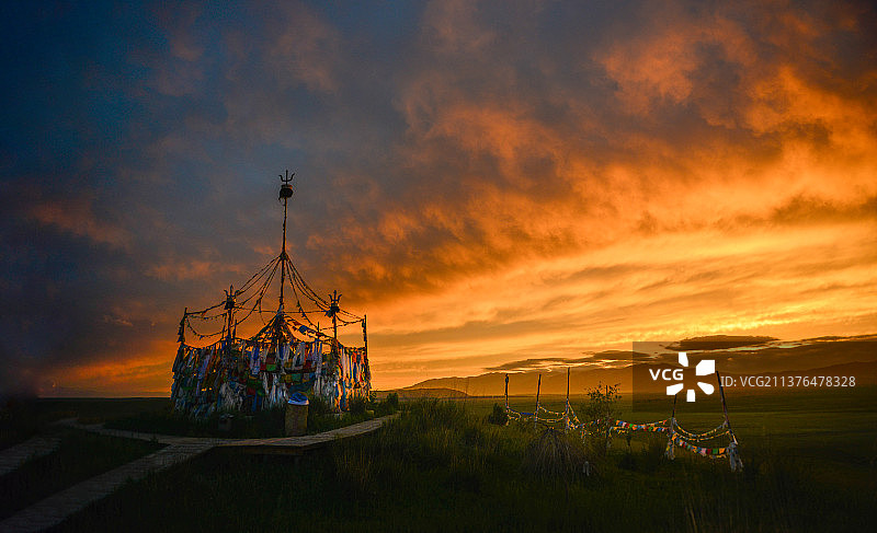 新疆伊利草原晚霞里的经幡图片素材