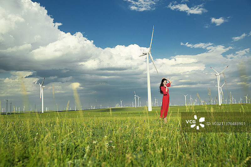 年轻女子在草原上放松呼吸新鲜空气图片素材