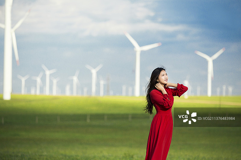 美女草原上放松享受呼吸新鲜空气图片素材