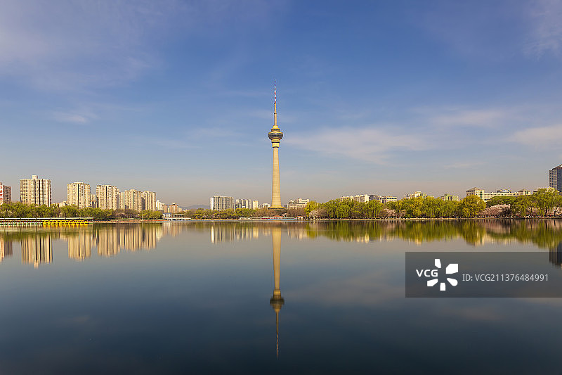 倒影在湖面的北京电视塔图片素材