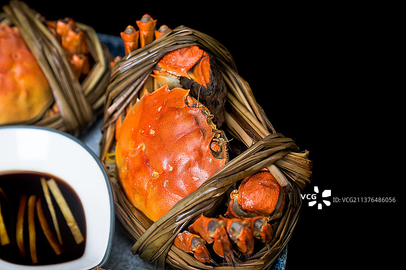 大闸蟹和蘸料（黑底）图片素材