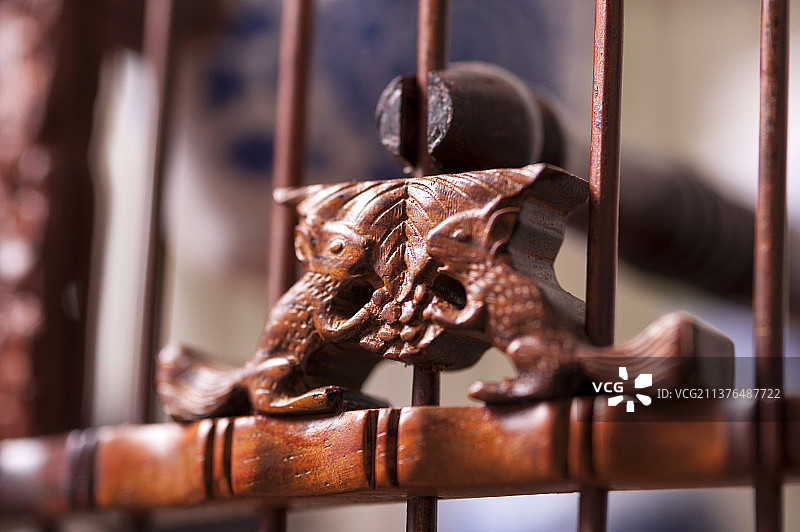 一只红木鸟笼摆放在红木茶几上特写图片素材