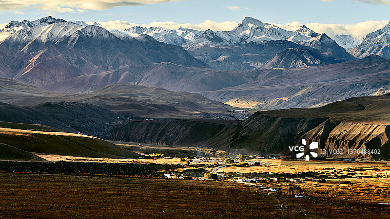 那木纳尼峰下山村图片素材