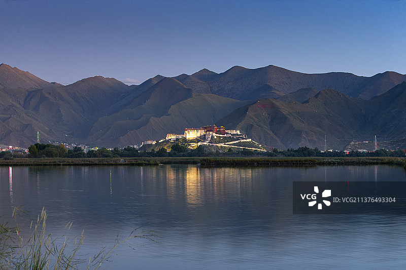 夕阳下的布达拉宫图片素材