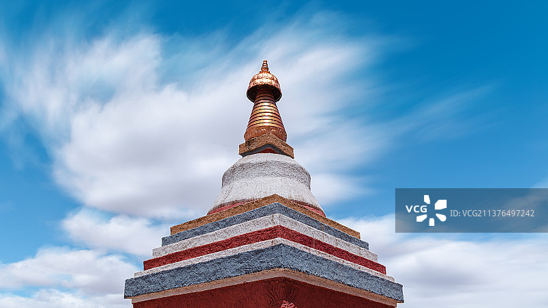 西藏阿里札达县托林寺佛塔蓝天白云图片素材