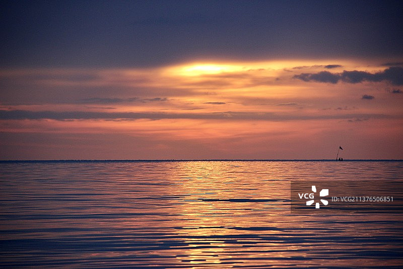 橘色天空下的海景图片素材