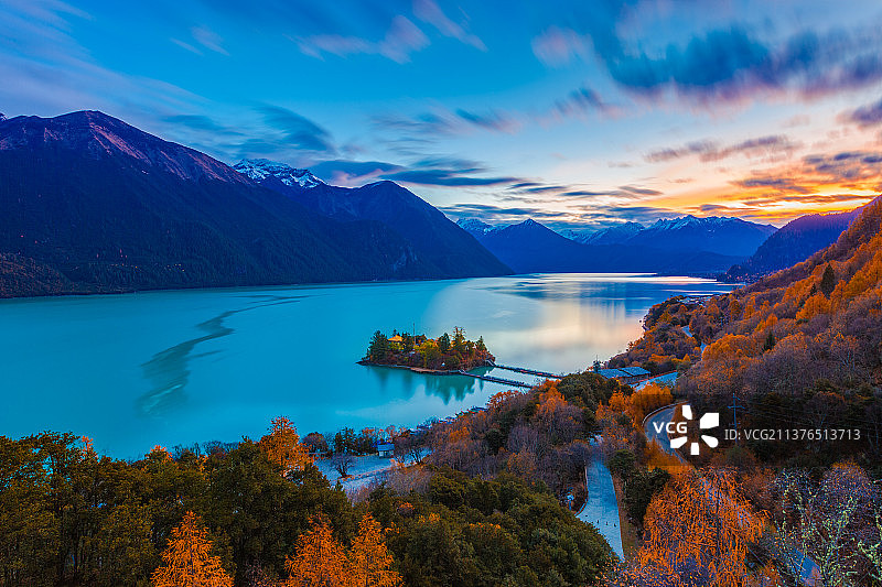 西藏林芝工布江达县巴松错雪山日出夕阳秋景图片素材