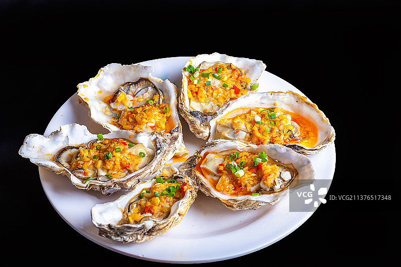 装在盘子里的蒜泥烤生蚝图片素材