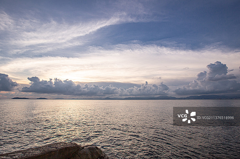 海景夕阳、海边日出、日落、唯美海景、干净、沙滩、海岸线、地平线、热带、礁石、汽车广告、三亚、海南自驾图片素材