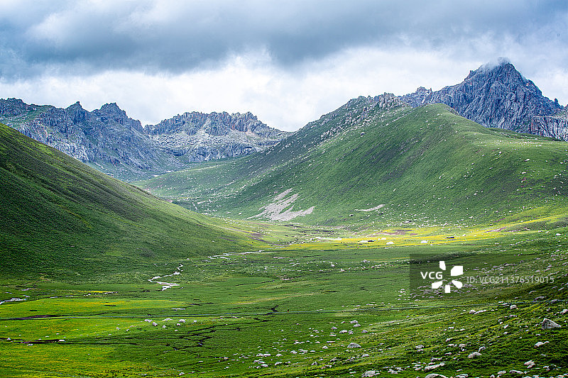 西藏牧场、山峦起伏、草场、牧民、壮观、大气、山、山谷、无人、荒野、草地、绿色、汽车广告、自驾、图片素材