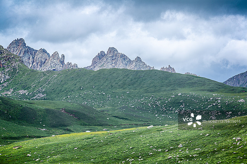 西藏牧场、山峦起伏、草场、牧民、壮观、大气、山、山谷、无人、荒野、草地、绿色、汽车广告、自驾、图片素材