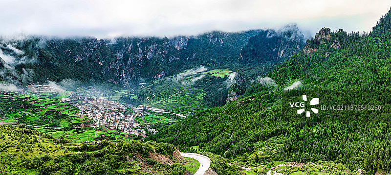 清晨的甘南藏族自治州迭部县扎尕娜风光图片素材