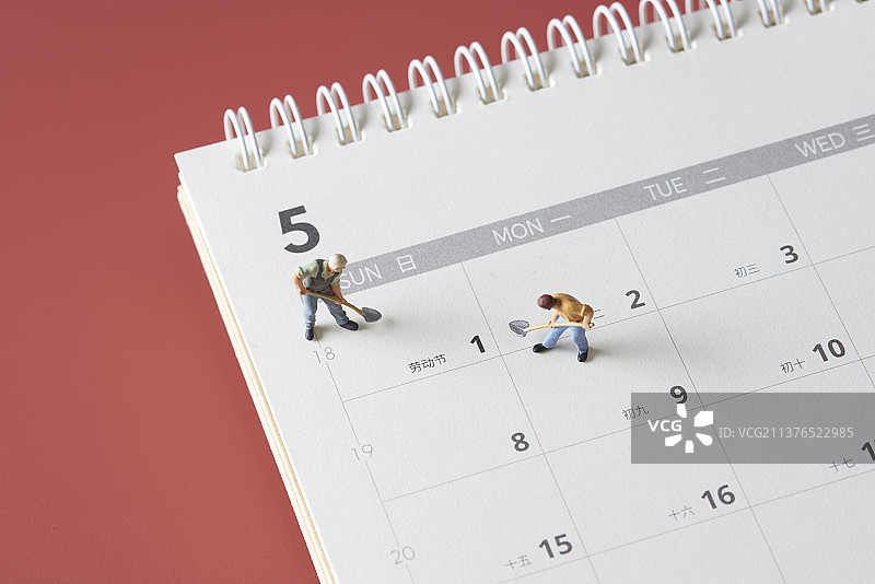五一劳动节在日历上劳作的人们图片素材