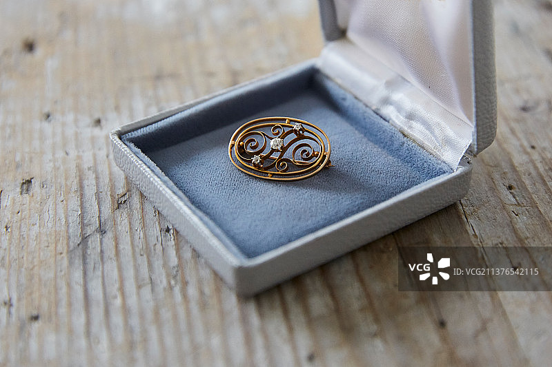 珠宝盒与宝石金色胸针特写图片素材