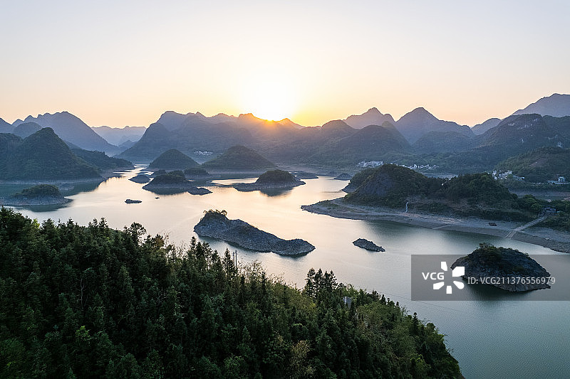 高山出平湖图片素材