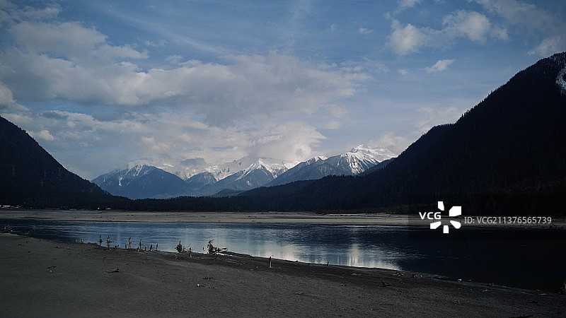 枯水期日暮时分的西藏林芝波密古乡湖图片素材