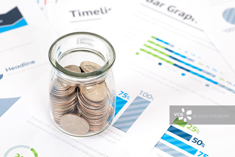 盛满美元硬币的玻璃瓶图片素材