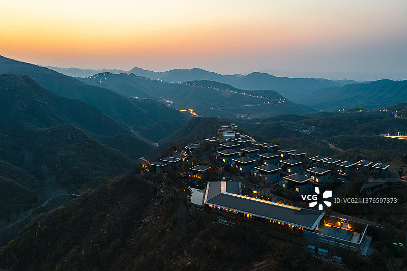河南郑州新密市伏羲山裸心园度假村日落夜景户外风光航拍图片素材