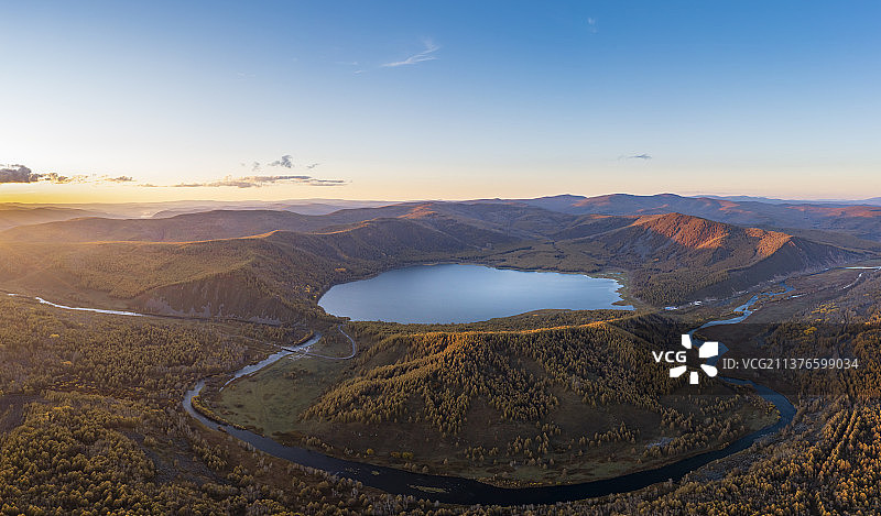金秋时节的阿尔山乌苏浪子湖图片素材