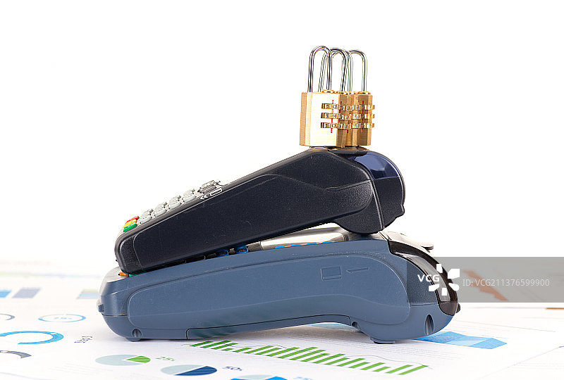 pos机和上面的金锁图片素材