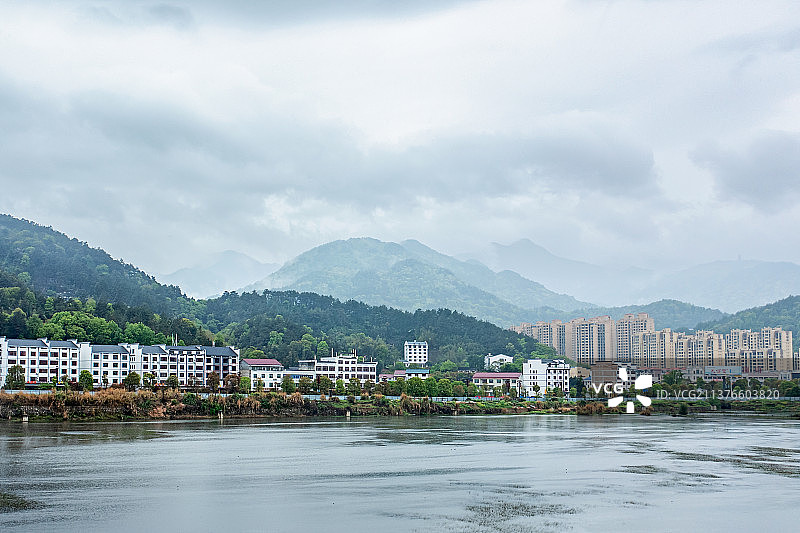 遥望烟雨中的南岳衡山图片素材