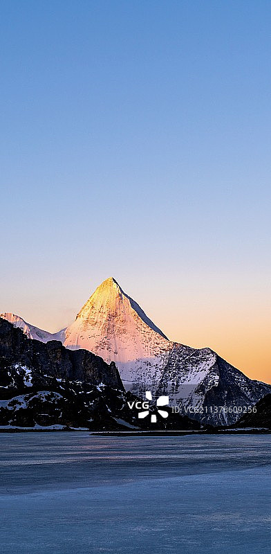 日落时白雪皑皑的群山景色图片素材