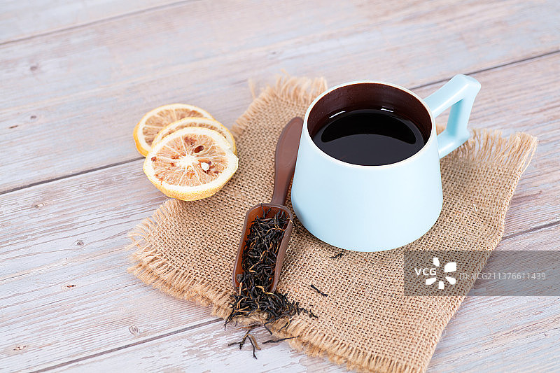 一杯茶水及茶叶和柠檬片图片素材