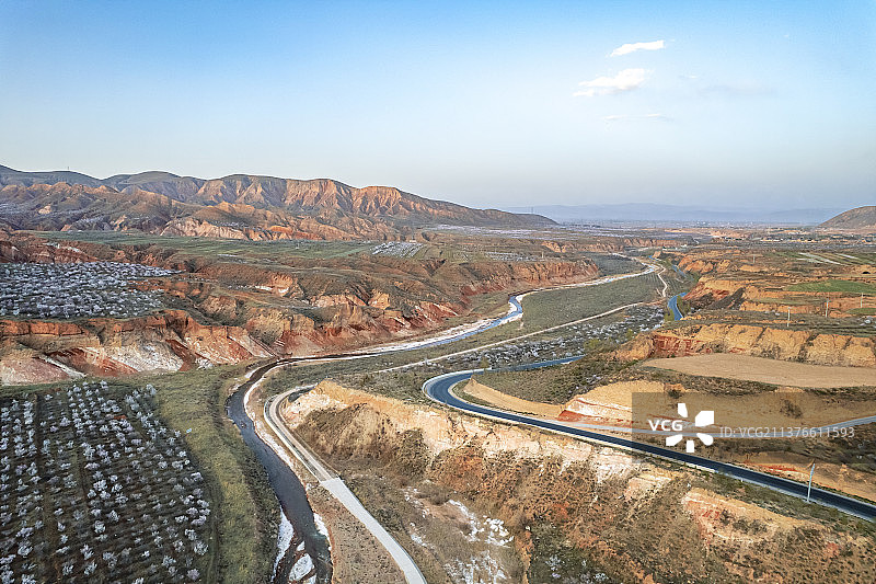 宁夏西吉须弥山石窟丹霞地貌图片素材